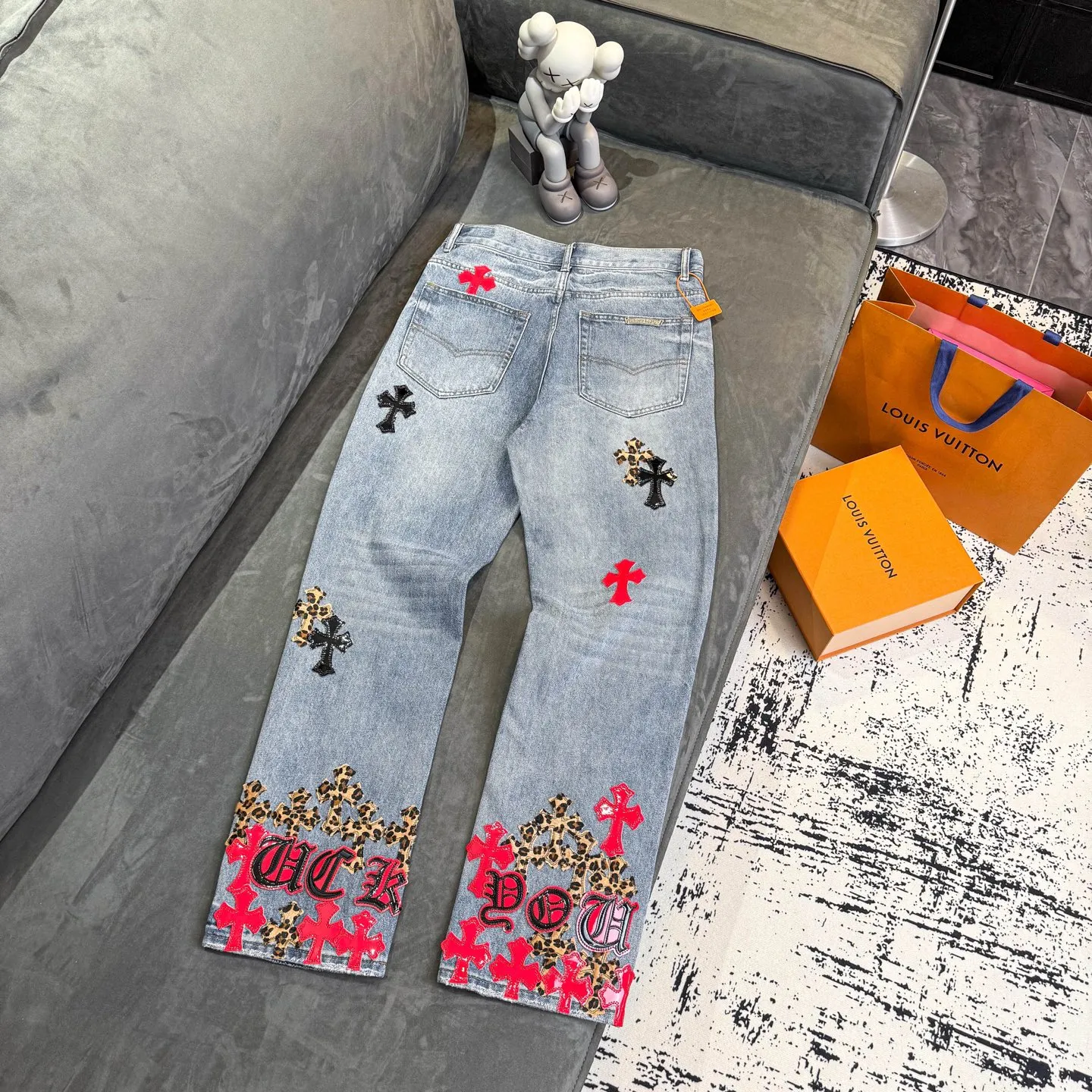P280 Chrome Hearts blue denim with red black panther pattern multi-leather jeans. CH jeans need to be washed and then disassembled and hand-stitched with sheepskin cross leather and then spliced ​​to complete. The whole piece has too many craftsmanship to explain. The patchwork cross pattern is embellished, and the high-waisted washed jeans! ! Absolutely high-end luxury products, god-level single products and super popular products, made with top heavy industry, a must-see magic weapon. Customized hardware. The fabric is thick and soft after washing. It has good breathability. Customized small leather label. Unique design. The details are simple and elegant, and the workmanship is exquisite. The entire trousers are neatly routed and the details are in place! It’s so cool that both men and women can easily control the genderless trend! Color: Blue Size: 28 30 32 34 36